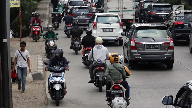 Lalu Lintas Padat, Pengendara Motor Tetap Nekat Lawan Arah