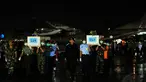Tim SAR gabungan menerima 10 jenazah korban pesawat AirAsia QZ8501 di Pangkalan Udara TNI Angkatan Laut Juanda, Surabaya, Jumat malam (2/1). (Liputan6.com/Johan Tallo)