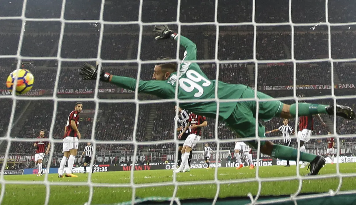 Kiper AC Milan, Gianluigi Donnarumma, gagal menghalau bola tendangan striker Juventus, Gonzalo Higuain, pada laga Serie A di Stadion San Siro, Sabtu (28/10/2017). AC Milan Takluk 0-2 dari Juventus. (AP/Luca Bruno)