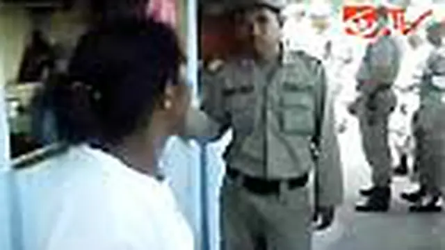 Satpol PP Ambon Bongkar Kios Pedagang
