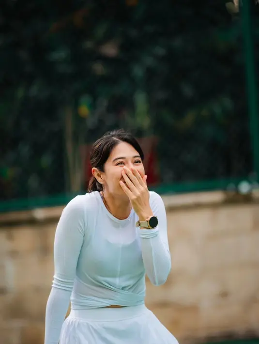 Ups, terkadang Dian Sastrowardoyo pun merasa tersipu karena aksinya. Tampak dalam foto ia menutup tawanya [Instagram/therealdisastr]