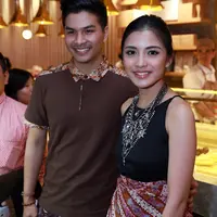 Pasangan Glenn Alinskie dan Chelsea Olivia turut terlibat dalam pameran 'Alkisah' memerankan cerita rakyat 'Ande Ande Lumut'. (Wimbarsana/Bintang.com)