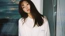 Lee Sung Kyung berpose mengenakan kaos oblong berukuran besar berwarna putih. Aktris yang juga menjadi model ini tengah mempersiapkan syuting drama Korea terbarunya Dr. Romantic 3. (Instagram/@heybiblee)