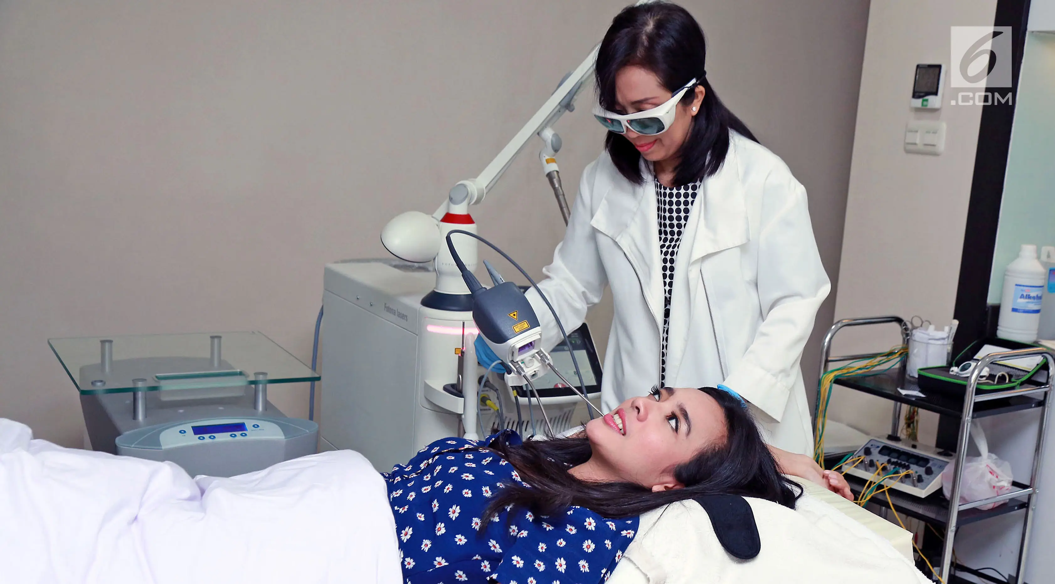 Dhea Ananda tengah menerima treatment kecantikan dari dr. Patricia dari Klinik Beauty Inc, Jakarta. (Herman Zakharia/Liputan6.com)