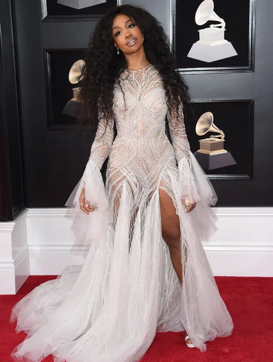 SZA berpose untuk difoto saat menghadiri Grammy Awards ke-60 di Madison Square Garden, New York (28/1). (Photo by Evan Agostini/Invision/AP)