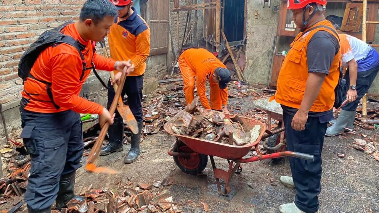 Petugas BPBD Jatim memberikan bantuan pertolongan warga terdampak gempa Bantul. (Dian Kurniawan/Liputan6.com)