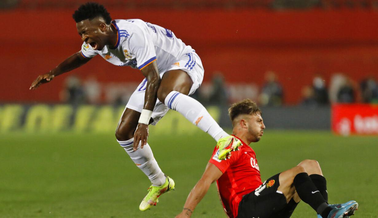 Pada menit ke-75, wasit menunjuk titik putih setelah Vinicius didorong pemain Mallorca di kotak penalti. (AP Photo/Francisco Ubilla)