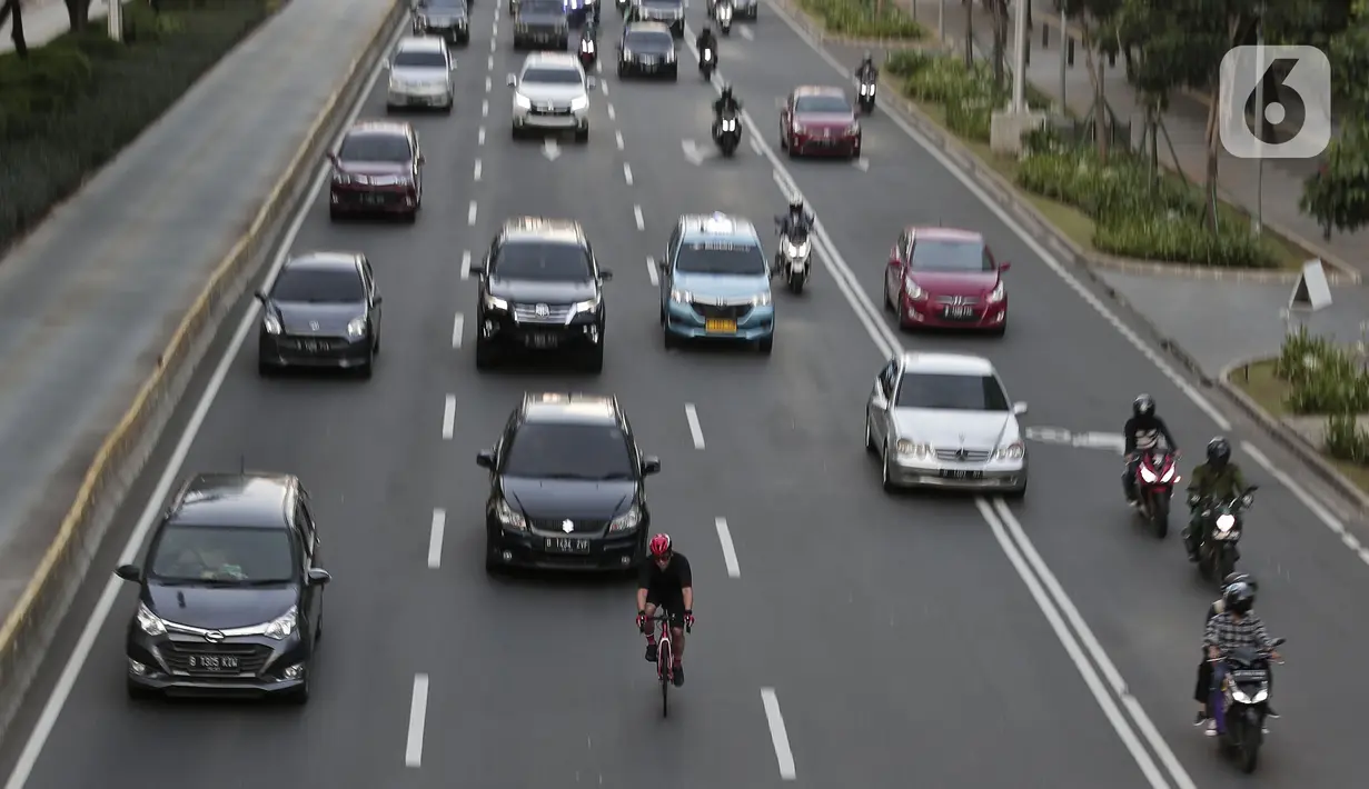 Kendaraan melintasi Jalan Jenderal Sudirman, Jakarta, Jumat (15/5/2020). Ditlantas Polda Metro Jaya menyatakan dalam beberapa hari terakhir mulai terjadi peningkatan volume kendaraan yang diduga karena banyak perkantoran yang sudah tidak menerapkan work from home (WFH). (Liputan6.com/Johan Tallo)