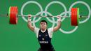 Atlet angkat besi Armenia, Andranik Karapetyan tampil mengangkat beban di nomor 77 kg putra pada Olimpiade 2016 di Rio de Janeiro, Rabu (10/8). Saat Karapetyan mengangkat bebannya di atas kepala, siku tangan kirinya tiba-tiba patah. (REUTERS/Stoyan Nenov)
