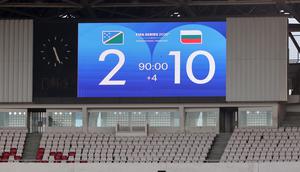 Skor 10-2 untuk kemenangan Bulgaria atas Kepulauan Solomon yang tampak di layar elektronik Stadion Utama Gelora Bung (SUGBK), Senayan, Jakarta setelah laga pertama FIFA Series 2026 pada Jumat (27/03/2026). (Bola.com/M Iqbal Ichsan)