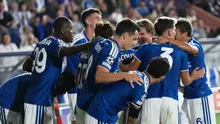 Pemain Como 1907 merayakan gol yang dicetak Assane Diao dalam laga debut klub Italia itu di Liga Champions. Como menang 4-1 atas RB Leipzig dalam pertandingan yang digelar pada Jumat (11/9/2026) dini hari WIB. (AP Photo/Luca Bruno)