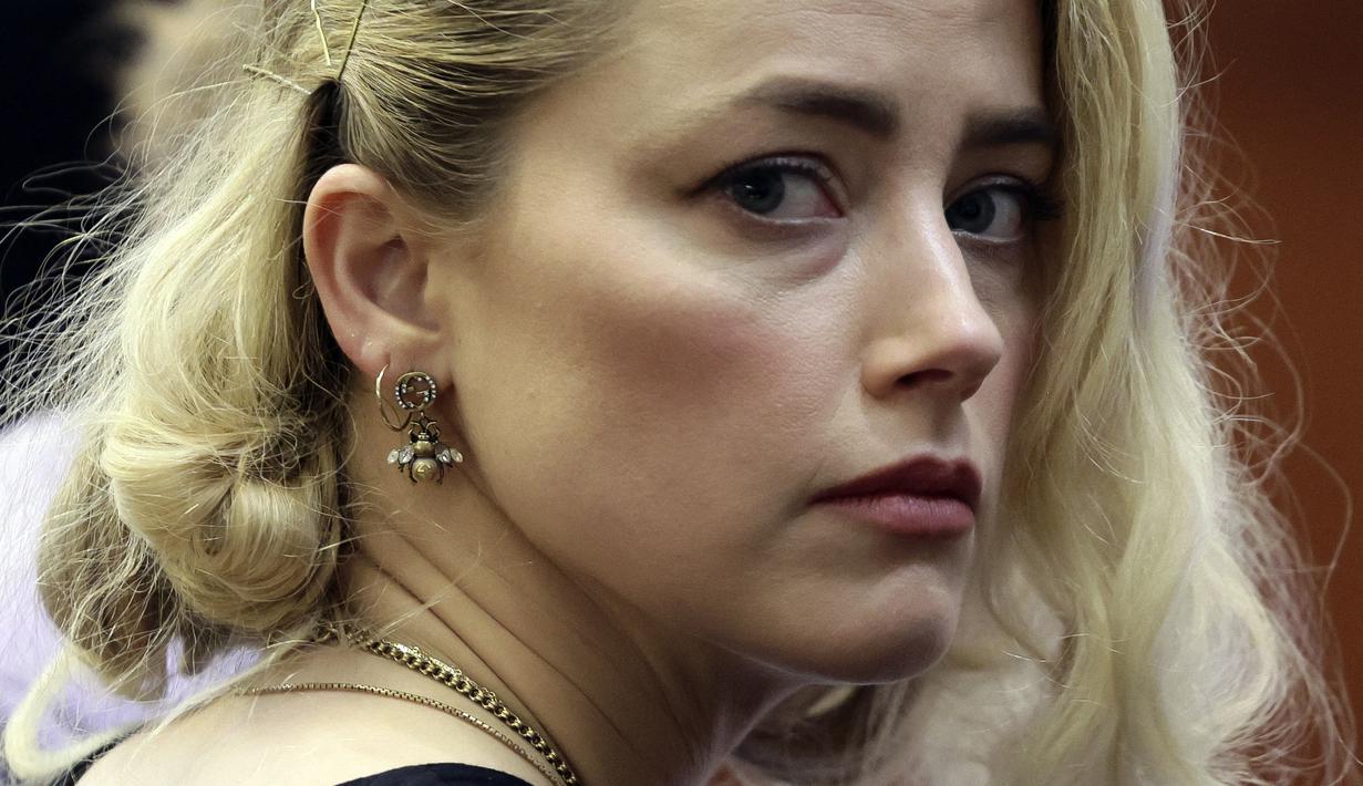 Aktris Amber Heard saat menjalani sidang di Fairfax County Circuit Courthouse, Fairfax, Virginia, Amerika Serikat, di Fairfax County Circuit Courthouse di Fairfax, Virginia. Dilansir dari Daily Mail, Selasa (21/6/2022), analisis wajah Amber Heard diklaim sangat akurat dengan standar kecantikan menurut perhitungan rumus matematika Greek Golden Ratio of Beauty Phi, yakni dengan proporsi 1,618. (EVELYN HOCKSTEIN/POOL/AFP)