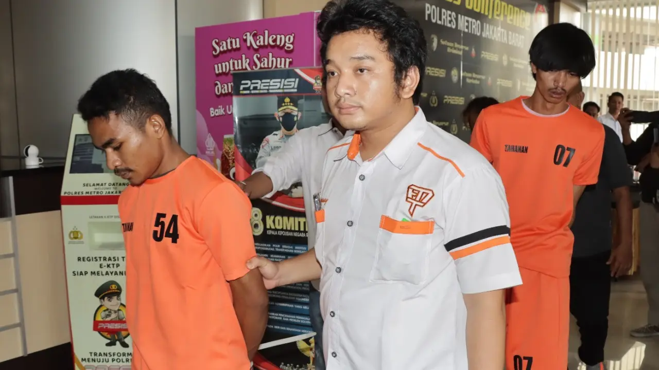 Sungguh bejat perbuatan tiga pria Kebun Jeruk, Jakarta Barat. Seorang remaja wanita dengan gangguan mental diperkosa secara bergiliran di rumah kontrakan kawasan Dadap, Tangerang. (Foto: Liputan6.com/Ady Anugrahadi)