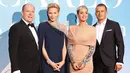 (Dari kiri) Pangeran Albert II dari Monaco didampingi Charlene berpose bersama penyanyi AS, Katy Perry dan sang kekasih yang juga aktor Inggris, Orlando Bloom di karpet merah Gala untuk Global Ocean di Opera of Monte-Carlo, Rabu (26/9). (AFP/Valery HACHE)