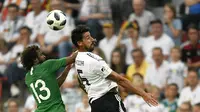 Gelandang Jerman, Samy Khedira, duel udara bek Arab Saudi, Yasser Al-Shahrani, pada laga uji coba di Stadion BayArena, Jumat (8/6/2018). Jerman menang 2-1 atas Arab Saudi. (AP/Martin Meissner)