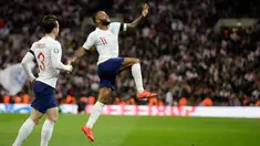 Penyerang Inggris, Raheem Sterling (kanan) berselebrasi usai mencetak hattrick saat pertandingan melawan Republik Ceko pada grup A babak kualifikasi Euro 2020 di stadion Wembley di London (22/3). Inggris menang telak atas Ceko 5-0. (AP Photo/Tim Irlandia)