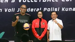 Ketua Umum PP PBVSI, Imam Sudjarwo (kanan) secara simbolis memberikan bola dan jaket untuk pelatih Timnas Voli Putri Indonesia, Marcos Sugiyama (kiri) dan kapten tim, Tisya Amallya Putri (tengah) pada upacara pelepasan untuk kejuaraan AVC Women's Volleyball Cup yang dilakukan di Padepokan Voli Jenderal Polisi Kunarto, Sentul, Selasa (2/6/2026).