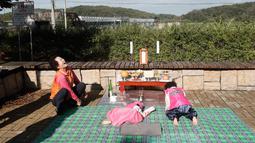Anak-anak Korea Selatan, Oh Ryul dan Oh Hyun memberikan penghormatan kepada leluhur mereka untuk merayakan Chuseok di Imjingak Pavilion, Paju dekat perbatasan dengan Korea Utara, Jumat (13/9/2019). Chuseok sendiri merupakan Hari Thanksgiving di Korea. (AP/Ahn Young-joon)