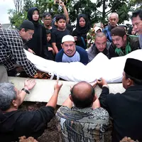 Duka begitu mendalam. Sambil berlinang air mata, Ocha memeluk erat kedua buah hatinya. Begitu juga ibunda almarhum yang tak kuasa lagi menahan air matanya. (Deki Prayoga/Bintang.com)