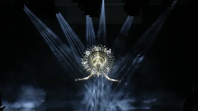 "Ibu Pertiwi", bagian dari koleksi "Aku, Untukmu Indonesia" rancangan Rinaldy A. Yunardi