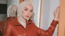 <p>Cocok untuk acara formal, paduka leather jacket dengan pleats skirts seperti tampilan Citra Kirana ini. [Foto: IG/citraciki].</p>