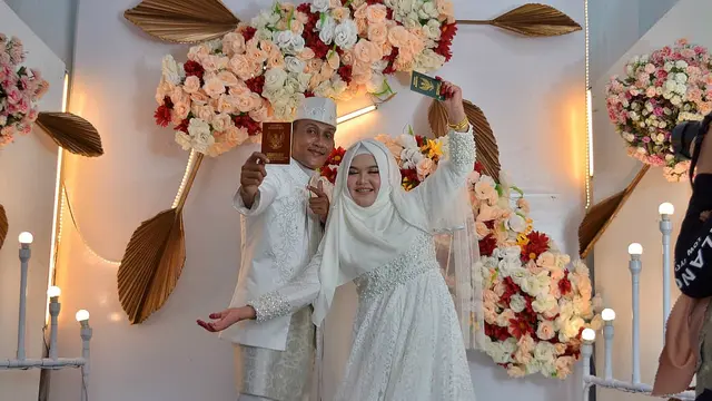 Brigadir TM. Saputra dengan istrinya (Istimewa)