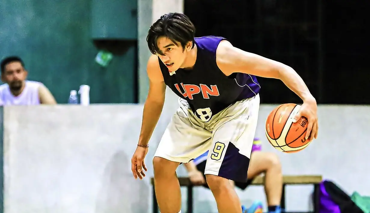 Olahraga yang digemari pun bermacam-macam. Mulai dari ngegym, bersepeda, bahkan olahraga tim seperti sepak bola dan basket. Bagi Harris Vriza bermain bola basket menjadi salah satu kesukaannya. (Liputan6.com/IG/@harrisvriza)
