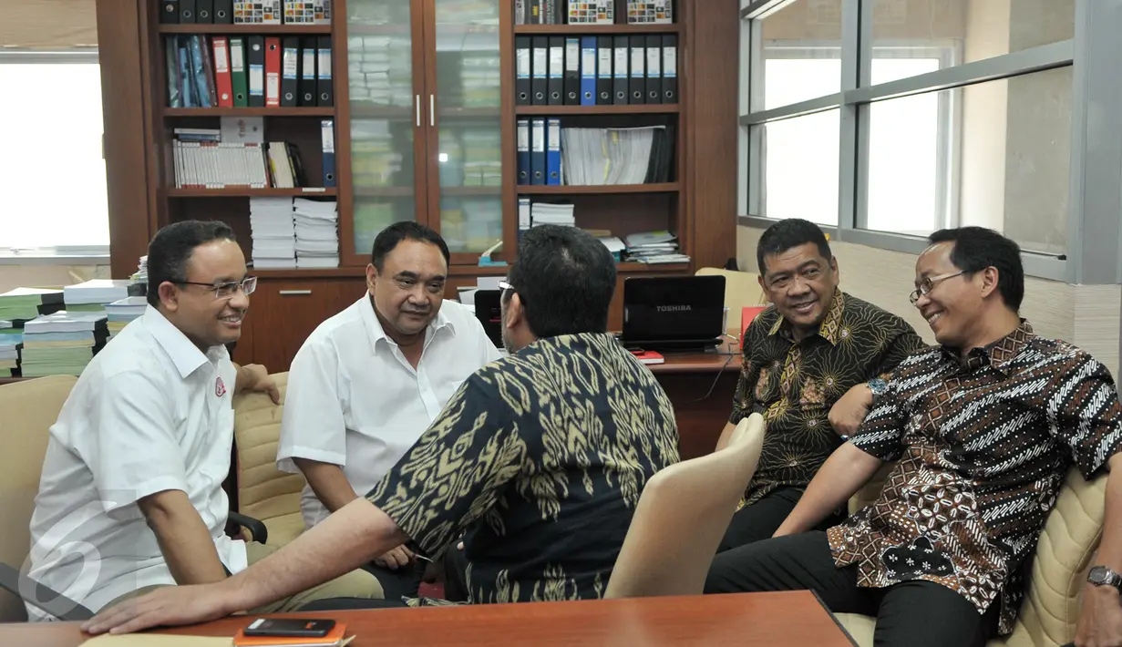 Cagub DKI Jakarta, Anies Baswedan berbincang dengan Ketua PWI Pusat, Margiono, Jakarta, Jumat (24/3). Anies menyampaikan harapannya agar PWI ikut mengawal proses Pilkada putaran kedua pada 19 April mendatang. (Liputan6.com/Yoppy Renato)