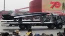 Kendaraan militer melintas membawa  senjata canggih saat parade HUT ke-70 RRC di Beijing, China, Selasa (1/10/2019). China memamerkan persenjataannya yang kian canggih. (AP Photo/Ng Han Guan)