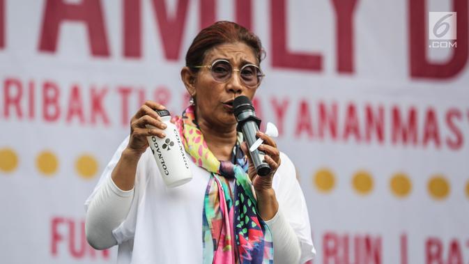 Menteri KKP Susi Pudjiastuti membawa botol dan sendok saat memberikan sambutan acara Family Day AGP di Pasar Akhir Pekan SCBD, Jakarta, Minggu (25/11). Susi mengimbau pengurangan penggunaan plastik. (Liputan6.com/Fery Pradolo)