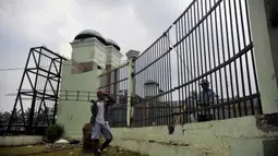 Dua orang pekerja memperbaiki pagar gedung DPR/MPR di Jakarta, Senin (2/4). DPR mengalokasikan dana sebesar Rp 200 juta untuk memperbaiki pagar DPR yang rusak akibat dijebol pengunjuk rasa yang menolak harga kenaikan BBM. (Antara)