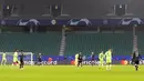 Reaksi pemain Wolfsburg dan Lille saat bertanding pada pertandingan sepak bola Grup G Liga Champions di Wolfsburg, Jerman, 8 Desember 2021. Lille menang 3-1. (AP Photo/Martin Meissner)