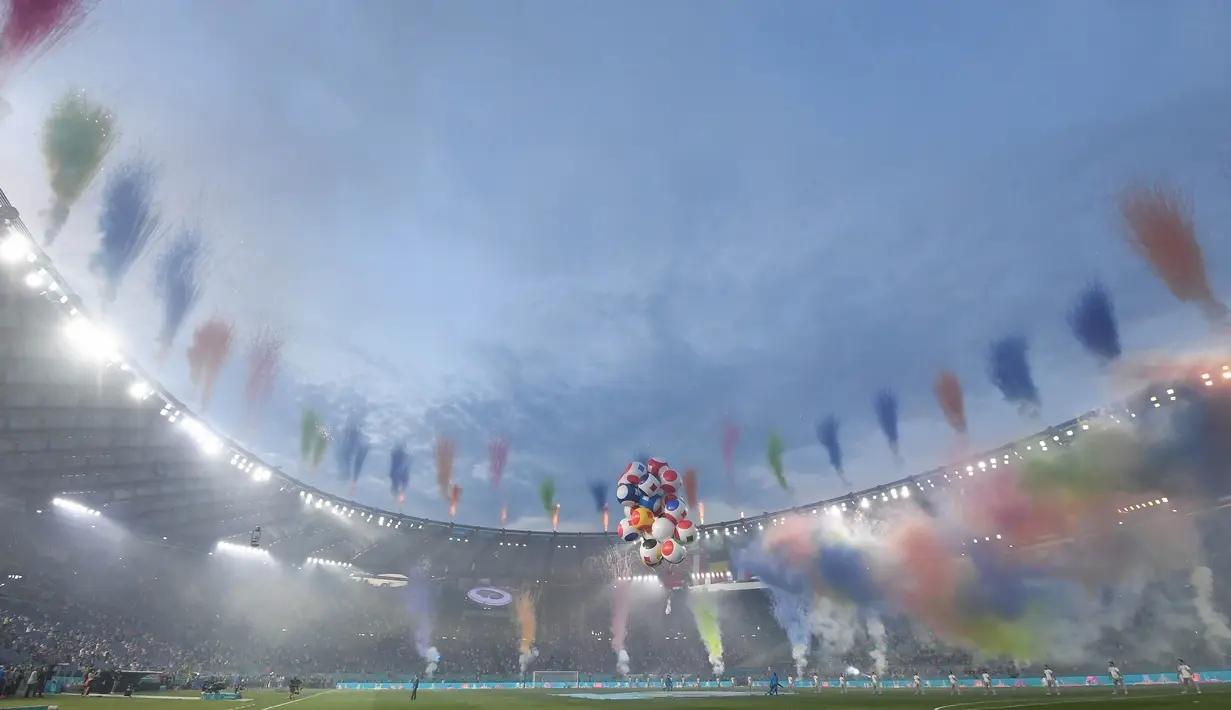 Kembang api warna warni memeriahkan upacara pembukaan sebelum pertandingan sepak bola Grup A EURO 2020 antara Turki melawan Italia di Stadion Olimpico, Roma. (Foto: AFP/Pool/Alberto Lingria)