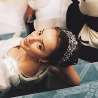 Serial Bridgerton bukan hanya menyuguhkan kisah cinta abad-18, tetapi juga ide-ide riasan wajah dan rambut yang bisa kamu tiru. | instagram.com/bridgertonnetflix