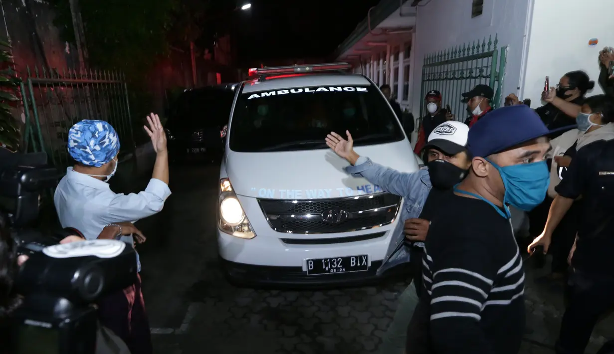 Jenazah Glenn Fredly keluar RS (Deki Prayoga/Dream.co.id)