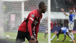 Di babak kedua AC Milan terus menggempur pertahanan FC Porto. Hasilnya di menit ke-61 pemain Porto, Chancel Mbemba, mencetak gol bunuh diri dan membuat skor pun berubah menjadi 1-1. (AP/Luca Bruno)