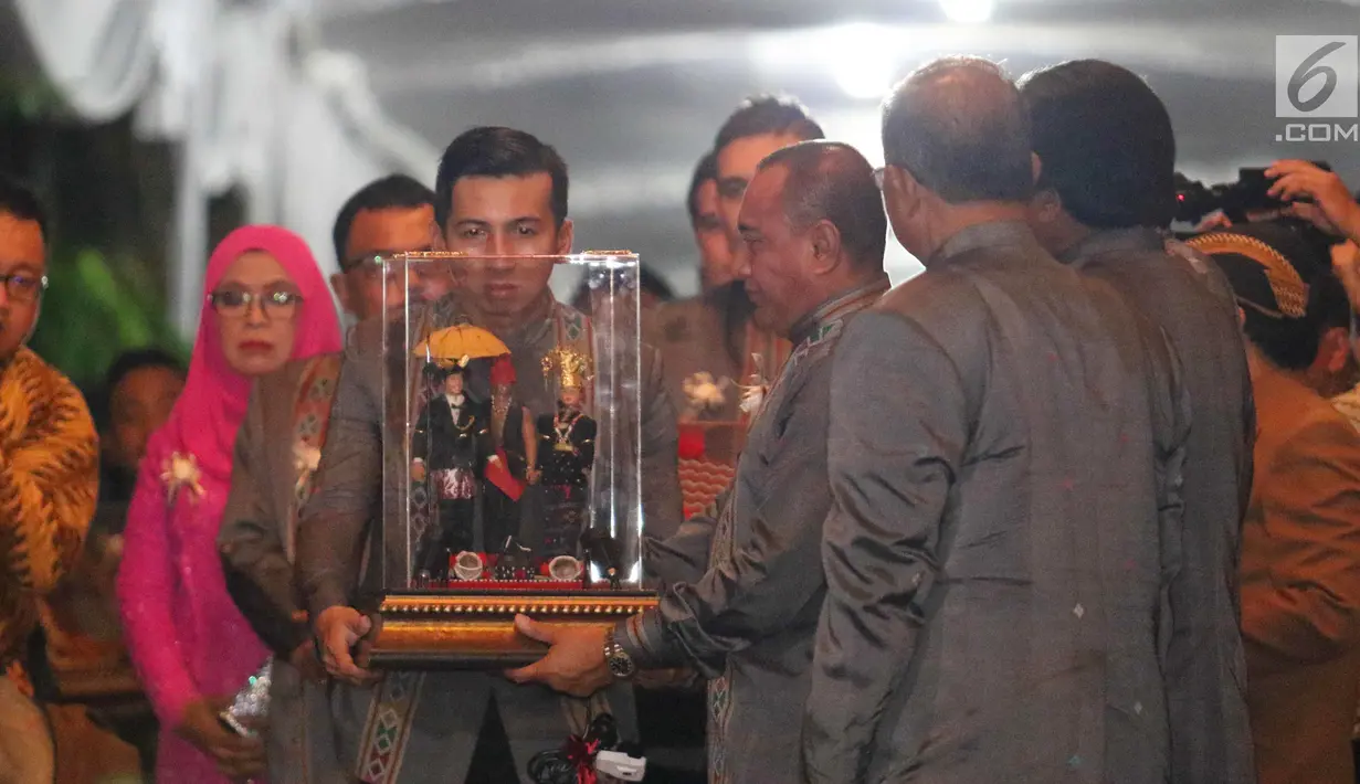 Keluarga mempelai pria Bobby Nasution membawa seserahan untuk Kahiyang Ayu pada acara serah terima Paningset dan Midodareni di kediaman Kahiyang Ayu di Surakarta, Selasa (7/11). (Liputan6.com/Angga Yuniar)