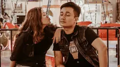 Meski sudah 12 tahun bersama, pasangan ini selalu harmonis dan romantis. Baik Vina ataupun Denny, keduanya kerap mengunggah momen manis mereka di laman Instagram pribadi. (Liputan6.com/IG/@_dennydarko_/)