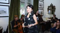 Happy Salma meramaikan pameran perhiasan bertajuk Lilydina di Surabaya. (Dian Kurniawan/Liputan6.com)