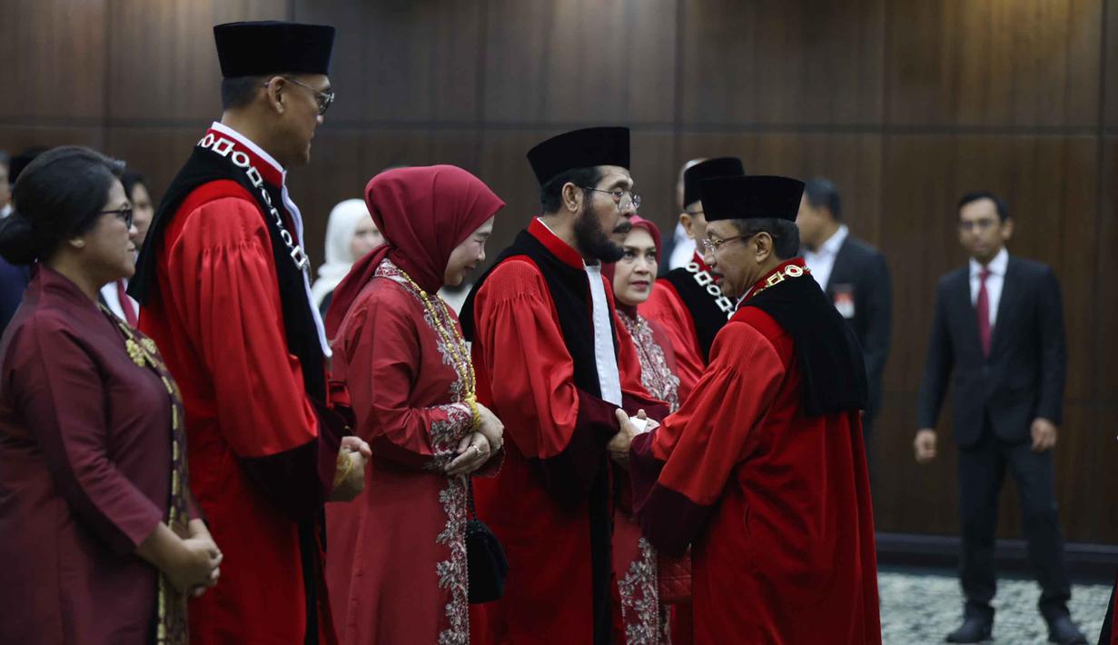 Sebagai informasi, Anwar Usman mengabdi sebagai Hakim Mahkamah Konstitusi selama 15 tahun. Tampak dalam foto, Anwar Usman (keempat kiri) saat mengikuti prosesi wisuda purnabakti di Ruang Sidang Mahkamah Konstitusi (MK), Jakarta, Senin (13/4/2026). (Kapanlagi.com/Budy Santoso)