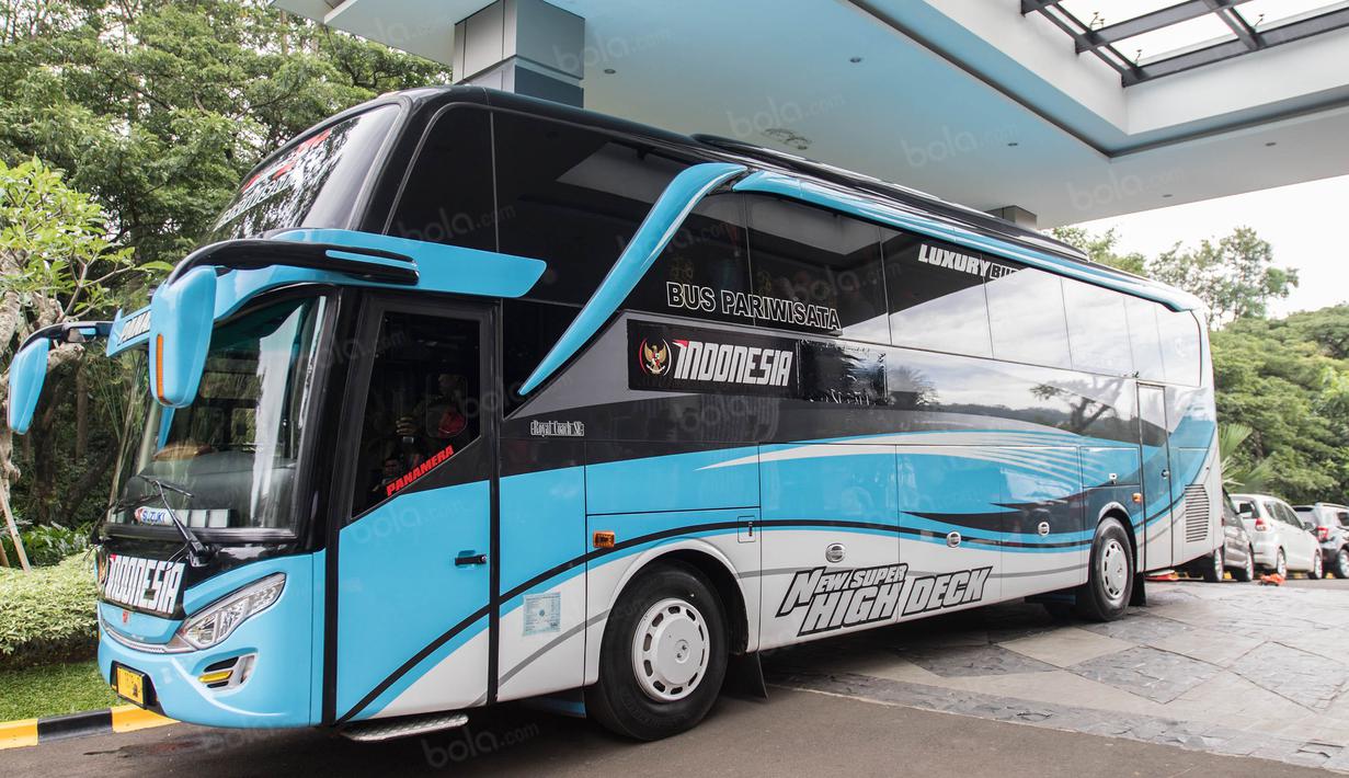 Bus siap mengantar pemain Timnas Indonesia menuju Bandara Soekarno-Hatta untuk menuju Vietnam dari Hotel Lor In, Jawa Barat, Minggu (4/12/2016). (Bola.com/Vitalis Yogi Trisna)