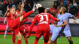 Sejak awal laga permainan berjalan cukup sengit. Dengan materi pemain yang lebih baik, Barcelona terlihat lebih menguasai permainan. Namun Salzburg juga beberapa kali menebar ancaman ke area pertahanan Barcelona lewat serangan balik yang berbahaya. (Foto: AFP/Barbara Gindl)