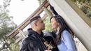 <p>Di tahun 2020 Asmirandah bersama Jonas Rivanno ke salah satu tample di Jepang. Asmirandah mengenakan lengan panjang biru, sedangkan Jonas dengan jaket kulit hitamnya.&nbsp;(Instagram/@asmirandah89)</p>
