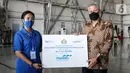 Direktur Hubungan Kelembagaan Bank Mandiri Rohan Hafas secara simbolis memberikan santunan sebesar Rp3,761 miliar kepada keluarga awak KRI Nanggala-402 yang gugur dalam tugas di Surabaya, Kamis (29/4/2021). (Liputan6.com/Pool/Mandiri)