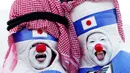 Suporter Jepang saat menyaksikan pertandingan melawan Kroasia pada laga 16 besar Piala Dunia 2022 di Stadion Al-Janoub, Senin (5/12/2022). (AFP/Adrian Dennis)