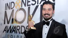 Chicco Jerikho saat menyabet penghargaan sebagai Pemeran Utama Pria Terfavorit dan Terbaik di ajang Indonesia Movie Awards 2015 di Balai Sarbini, Jakarta, Senin (18/5/2015). (Liputan6.com/Helmi Afandi)