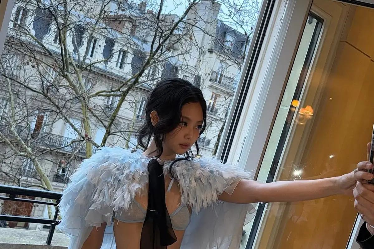 6 Gaya Jennie Blackpink dengan Sheer Bra dan Cape Dramatis di Chanel SS25 Couture Show, Akrab Bareng Kylie Jenner