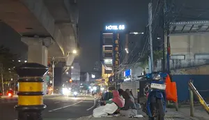 Teka-Teki Sosok Pak Haji, Pria Misterius Bagikan Uang Tengah Malam