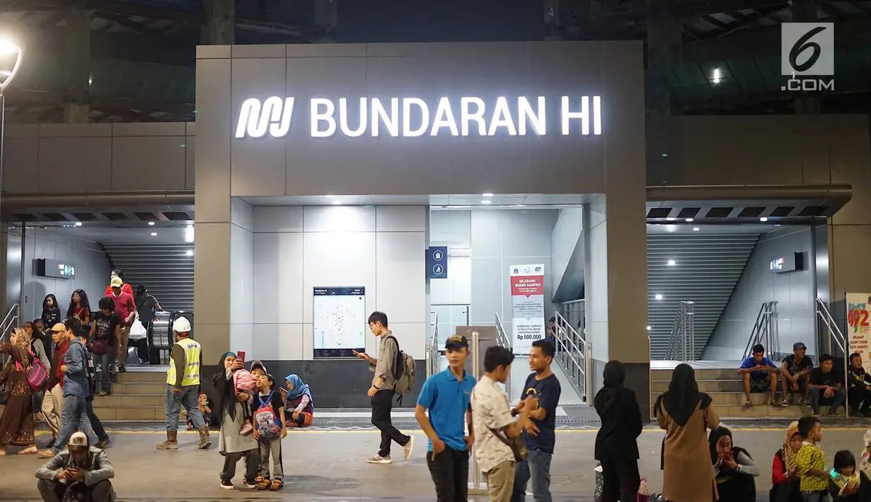 Warga berkumpul di Stasiun Bundaran HI pada malam puncak peringatan HUT DKI Jakarta ke-492 di Bundaran HI Jakarta, Sabtu, (22/6/2019). Rangkaian perayaan HUT DKI Jakarta diisi live mural Jakarta Anniversary, bazar kreatif, video mapping hingga festival musik. (Liputan6.com/Immanuel Antonius)