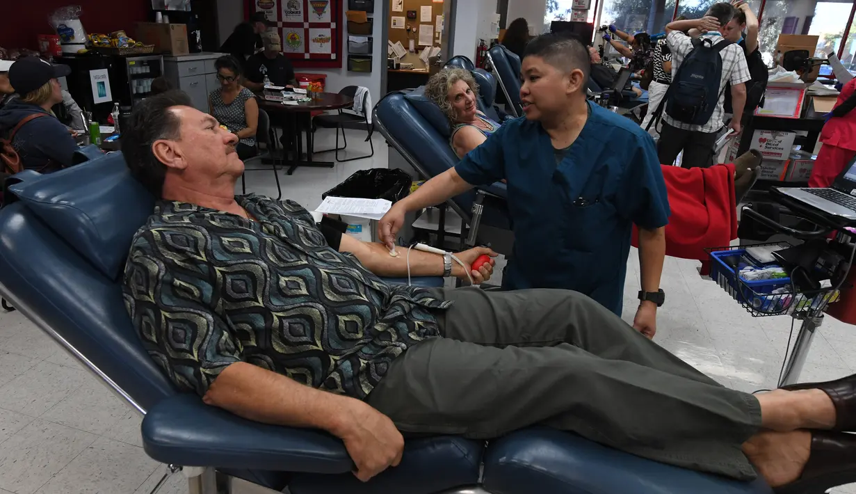 Seorang pria melakukan donor darah untuk korban luka penembakan Las Vegas di United Blood Service, Nevada, Selasa (3/10). Bukan hanya warga AS, namun para turis dari berbagai negara datang untuk menyumbangkan darah mereka. (Ethan Miller/Getty Images/AFP)